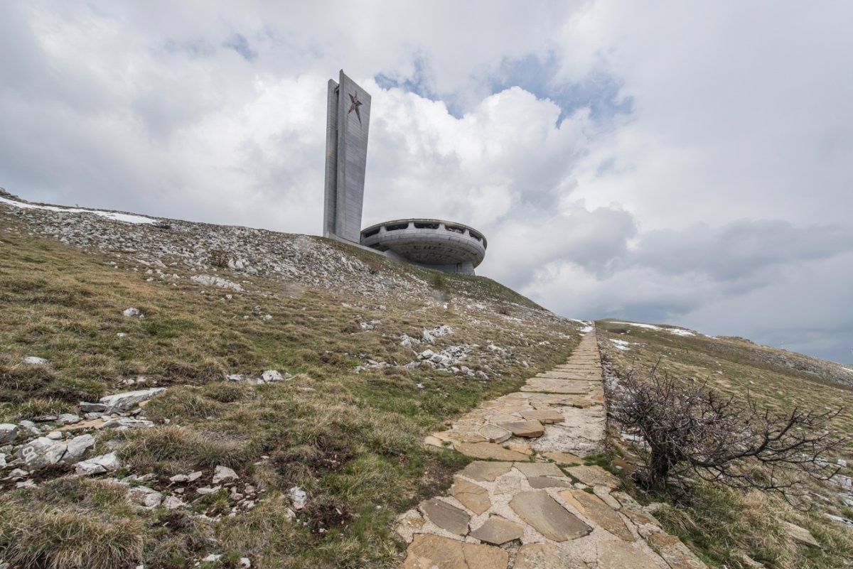 Tượng đài Buzludzha là một trong những công trình thời Liên Xô tọa lạc ở vùng núi của Bulgari. Công trình này được Đảng Cộng sản Bulgari xây dựng năm 1981 với chi phí lên đến 35 triệu USD.